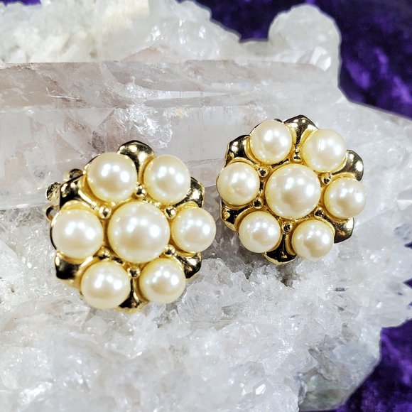 REDUCED!  CLASSY Vintage Faux Pearl Clip Earrings - Picture 2 of 8